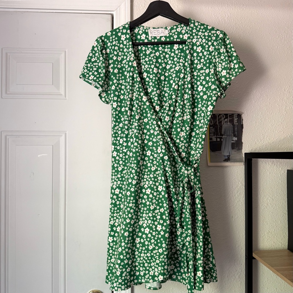 RESA green white daisy floral short sleeve soft brushed stretchy mini wrap dress